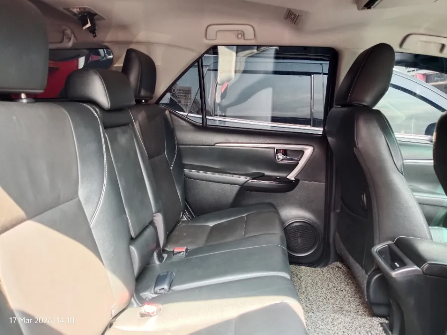 Foto Mobil Bekas Kabin Belakang Toyota Fortuner 2.8 4X2 VRZ tahun 2023