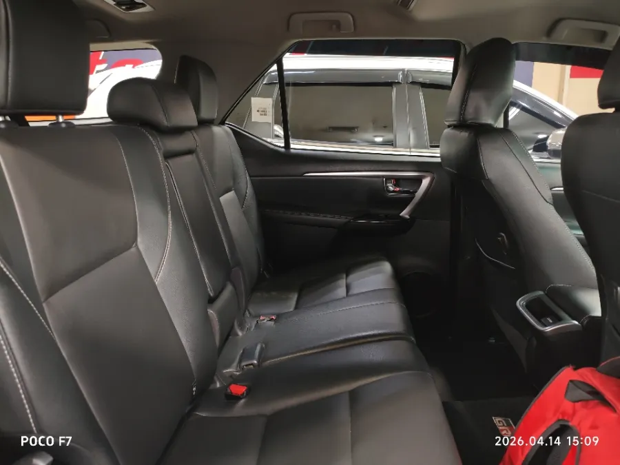 Foto Mobil Bekas Kabin Belakang Toyota Fortuner 2.8 4X2 VRZ tahun 2023