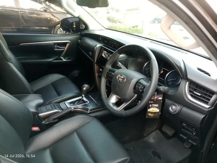 Foto Mobil Bekas Kabin Depan Toyota Fortuner 2.8 4X2 VRZ tahun 2023