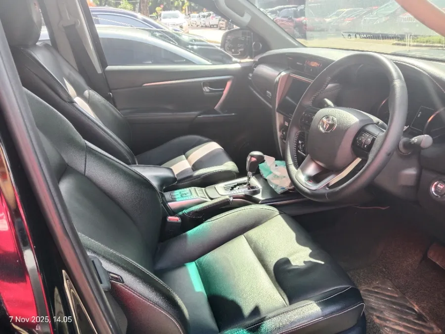 Foto Mobil Bekas Kabin Depan Toyota Fortuner 2.8 4X2 VRZ tahun 2023