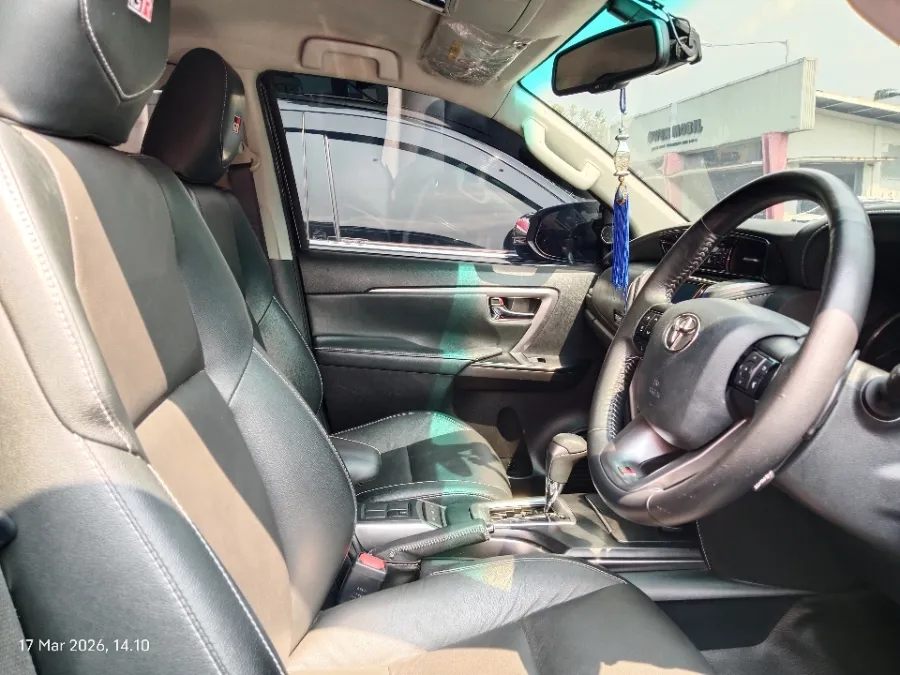 Foto Mobil Bekas Kabin Depan Toyota Fortuner 2.8 4X2 VRZ tahun 2023