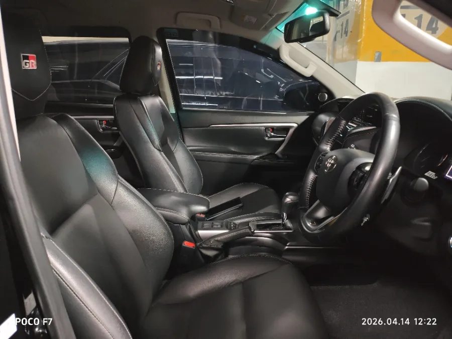 Foto Mobil Bekas Kabin Depan Toyota Fortuner 2.8 4X2 VRZ tahun 2023