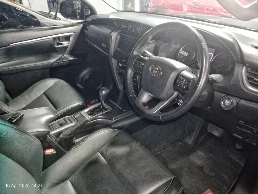 Foto Mobil Bekas Kabin Depan Toyota Fortuner 2.8 4X2 VRZ tahun 2023