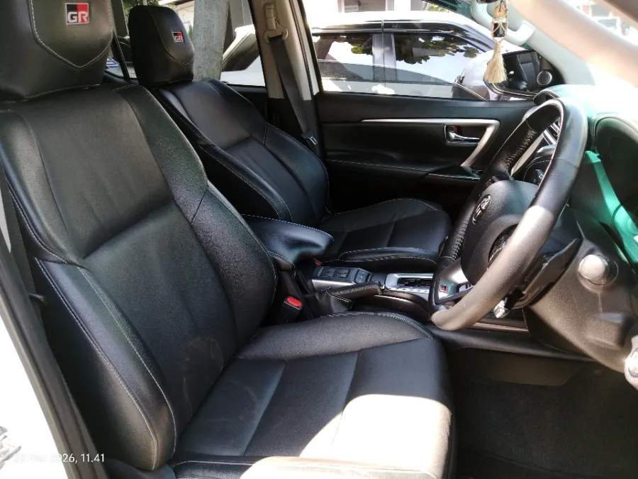 Foto Mobil Bekas Kabin Depan Toyota Fortuner 2.8 4X2 VRZ tahun 2023
