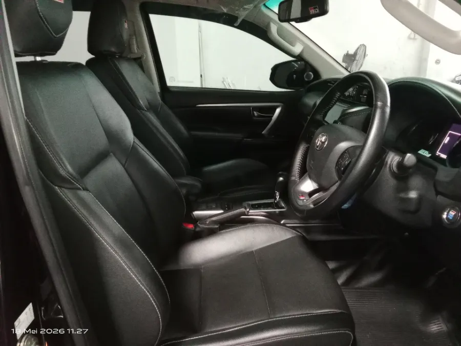 Foto Mobil Bekas Kabin Depan Toyota Fortuner 2.8 4X2 VRZ tahun 2023
