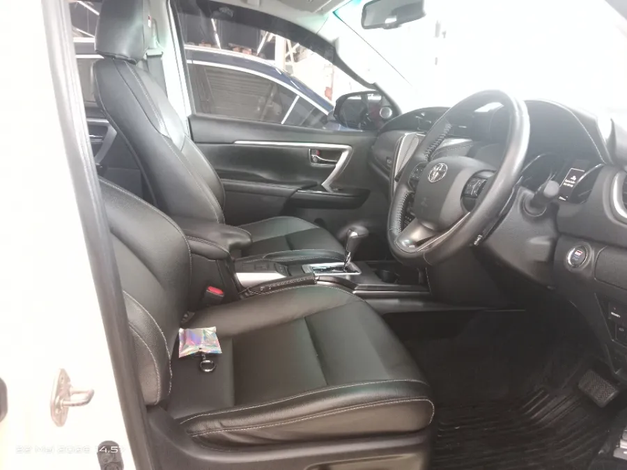 Foto Mobil Bekas Kabin Depan Toyota Fortuner 2.8 4X2 VRZ tahun 2023