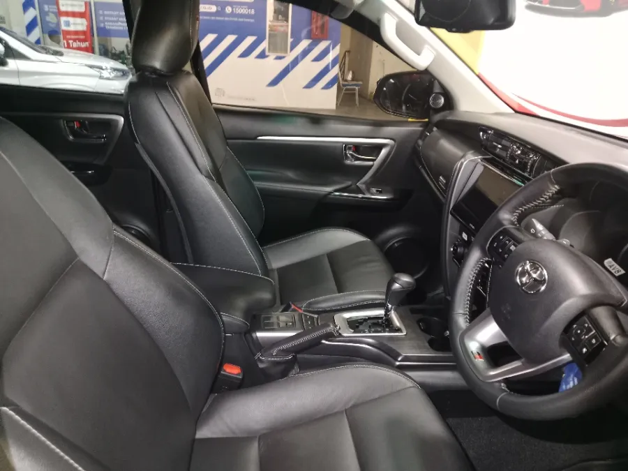 Foto Mobil Bekas Kabin Depan Toyota Fortuner 2.8 4X2 VRZ tahun 2023