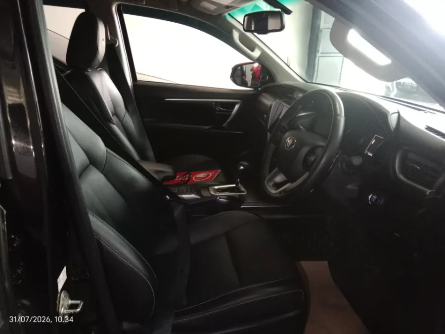 Foto Mobil Bekas Kabin Depan Toyota Fortuner 2.8 4X2 VRZ tahun 2023