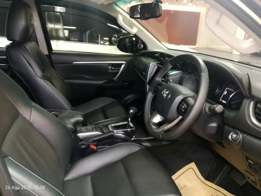 Foto Mobil Bekas Kabin Depan Toyota Fortuner 2.8 4X2 VRZ tahun 2023