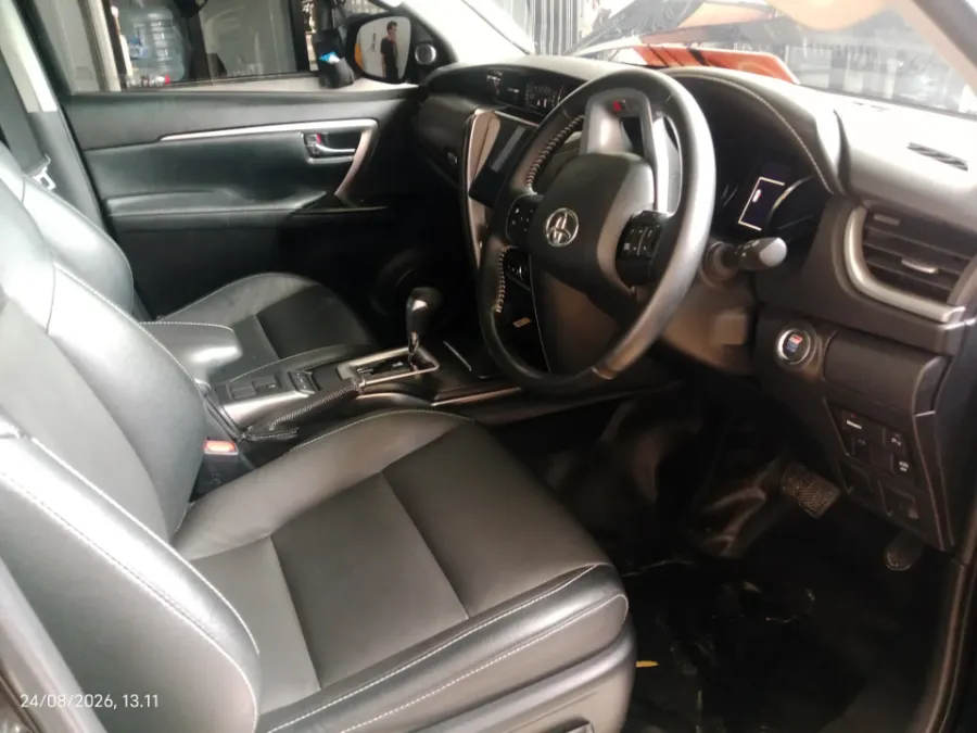 Foto Mobil Bekas Kabin Depan Toyota Fortuner 2.8 4X2 VRZ tahun 2023