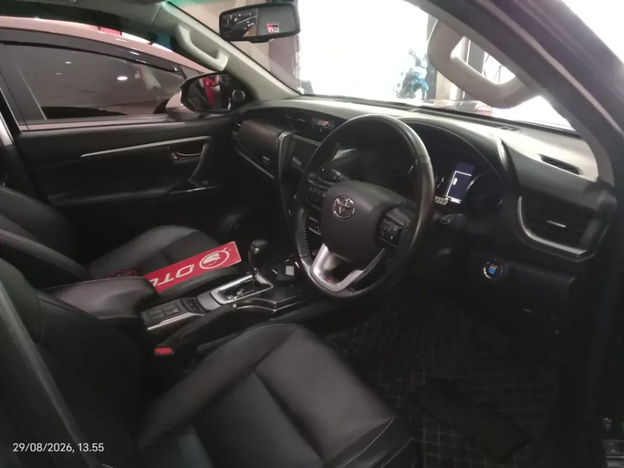 Foto Mobil Bekas Kabin Depan Toyota Fortuner 2.8 4X2 VRZ tahun 2023