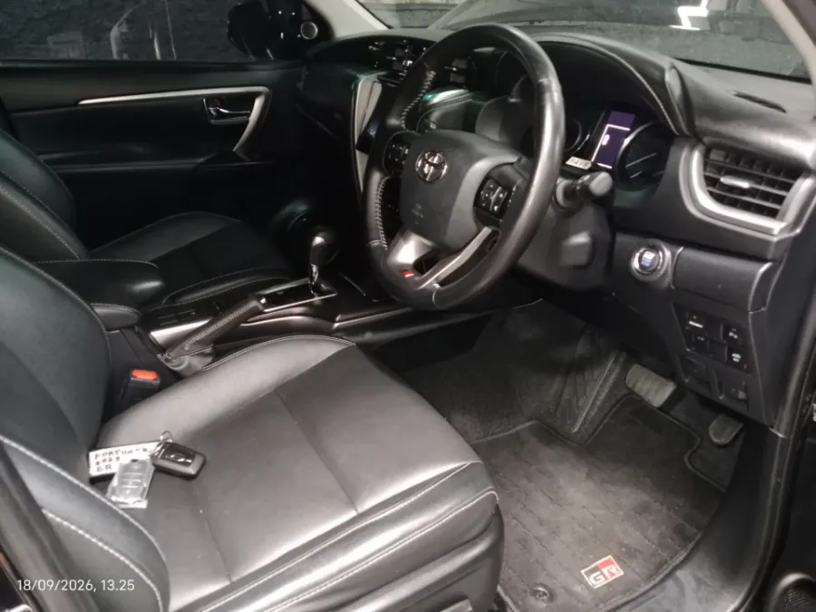 Foto Mobil Bekas Kabin Depan Toyota Fortuner 2.8 4X2 VRZ tahun 2023
