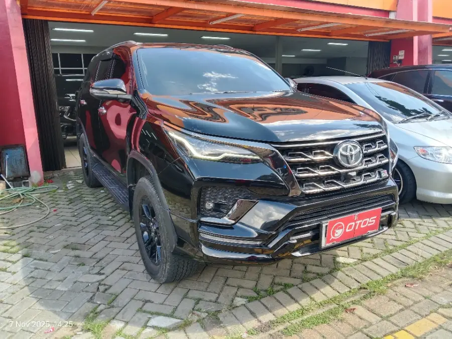 Foto Mobil Bekas Kanan Depan Toyota Fortuner 2.8 4X2 VRZ tahun 2023