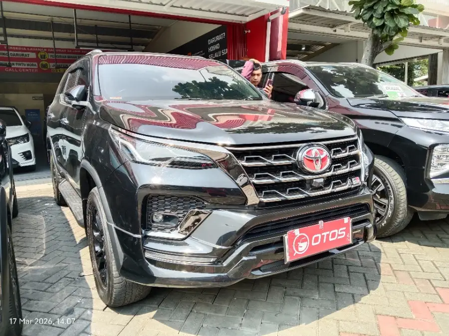 Foto Mobil Bekas Kanan Depan Toyota Fortuner 2.8 4X2 VRZ tahun 2023