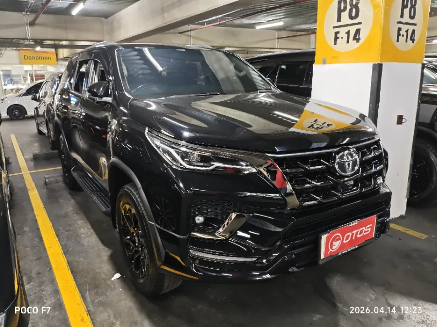 Foto Mobil Bekas Kanan Depan Toyota Fortuner 2.8 4X2 VRZ tahun 2023