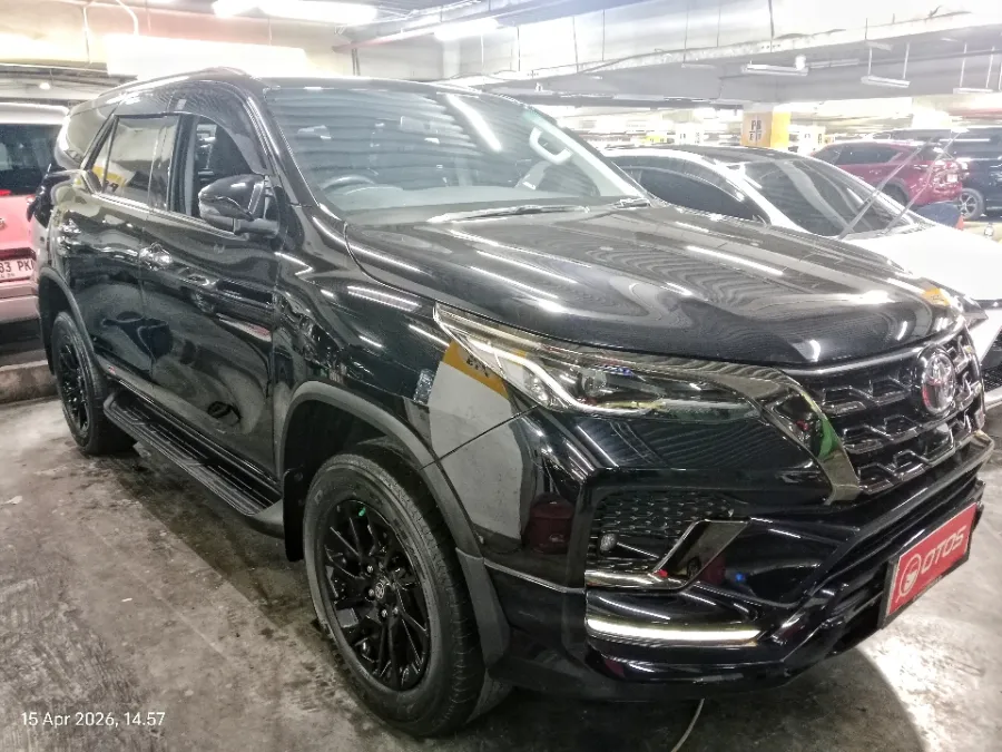Foto Mobil Bekas Kanan Depan Toyota Fortuner 2.8 4X2 VRZ tahun 2023