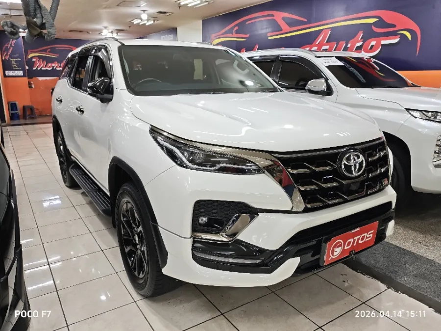 Foto Mobil Bekas Kanan Depan Toyota Fortuner 2.8 4X2 VRZ tahun 2023