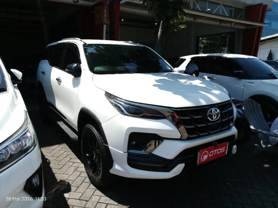 Foto Mobil Bekas Kanan Depan Toyota Fortuner 2.8 4X2 VRZ tahun 2023