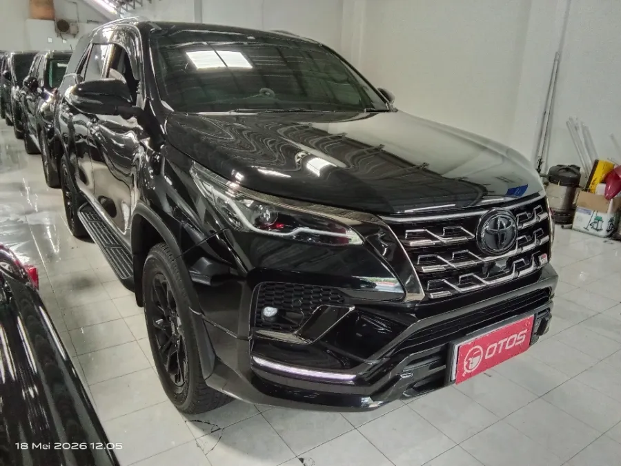 Foto Mobil Bekas Kanan Depan Toyota Fortuner 2.8 4X2 VRZ tahun 2023