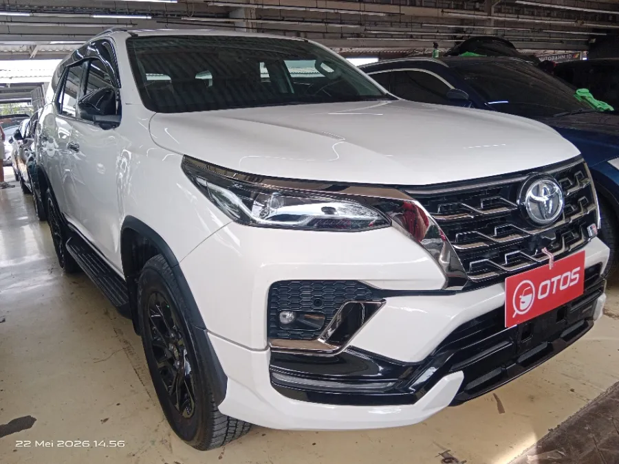 Foto Mobil Bekas Kanan Depan Toyota Fortuner 2.8 4X2 VRZ tahun 2023