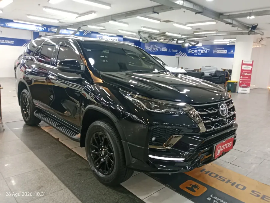 Foto Mobil Bekas Kanan Depan Toyota Fortuner 2.8 4X2 VRZ tahun 2023