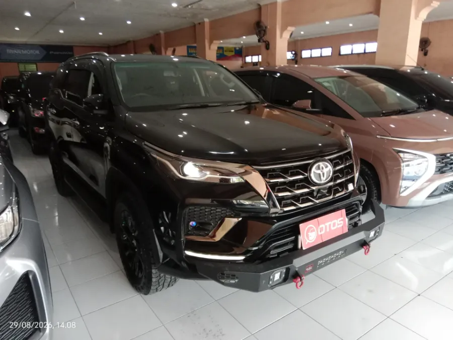 Foto Mobil Bekas Kanan Depan Toyota Fortuner 2.8 4X2 VRZ tahun 2023