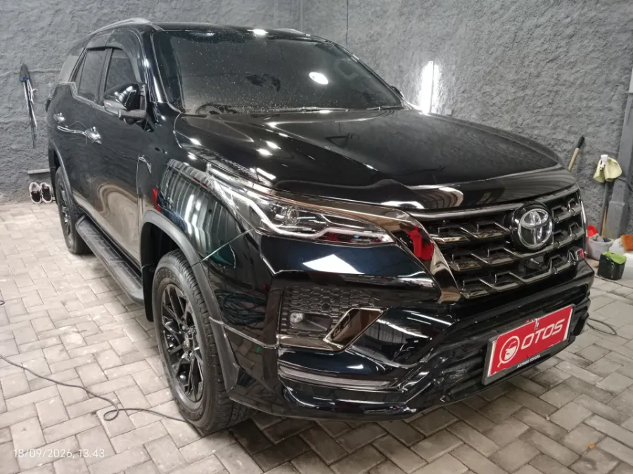 Foto Mobil Bekas Kanan Depan Toyota Fortuner 2.8 4X2 VRZ tahun 2023