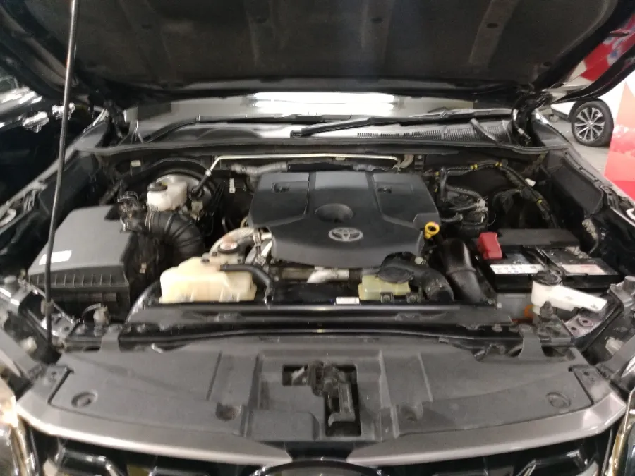 Foto Mobil Bekas Mesin Toyota Fortuner 2.8 4X2 VRZ tahun 2023