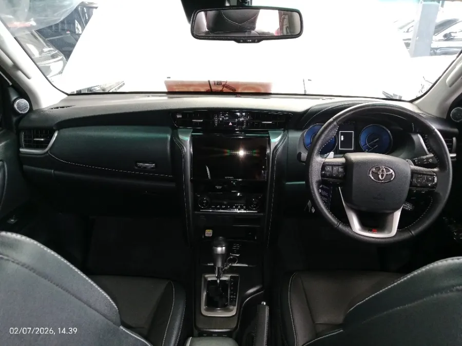 Foto Mobil Bekas Dashboard Toyota Fortuner 2.8 4X2 VRZ tahun 2024