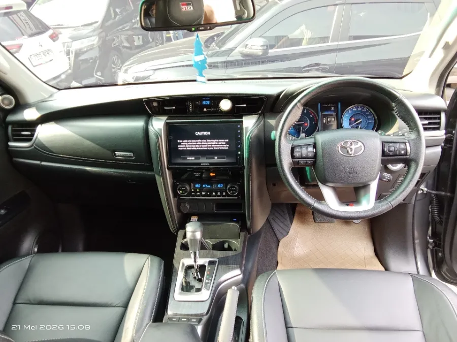 Foto Mobil Bekas Dashboard Toyota Fortuner 2.8 4X2 VRZ tahun 2024
