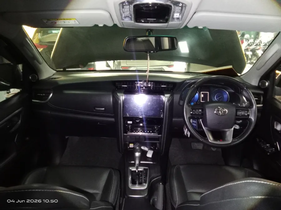 Foto Mobil Bekas Dashboard Toyota Fortuner 2.8 4X2 VRZ tahun 2024