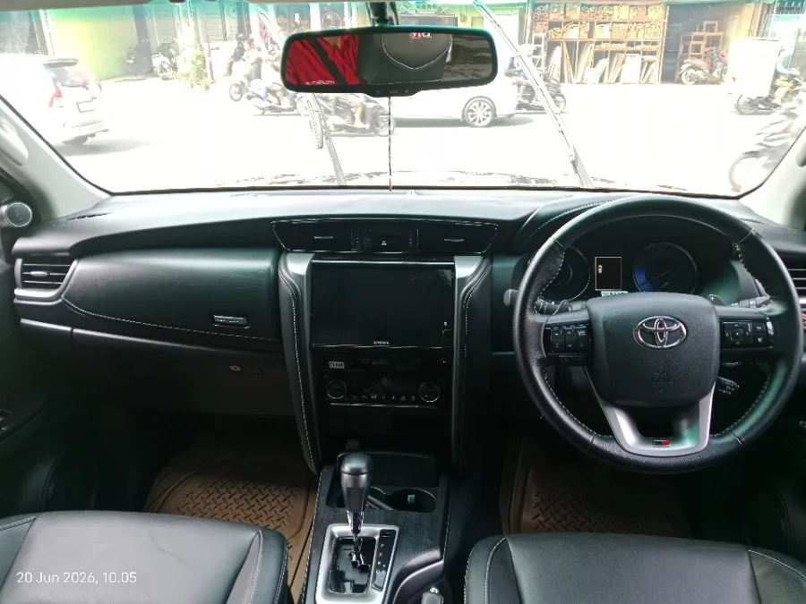 Foto Mobil Bekas Dashboard Toyota Fortuner 2.8 4X2 VRZ tahun 2024