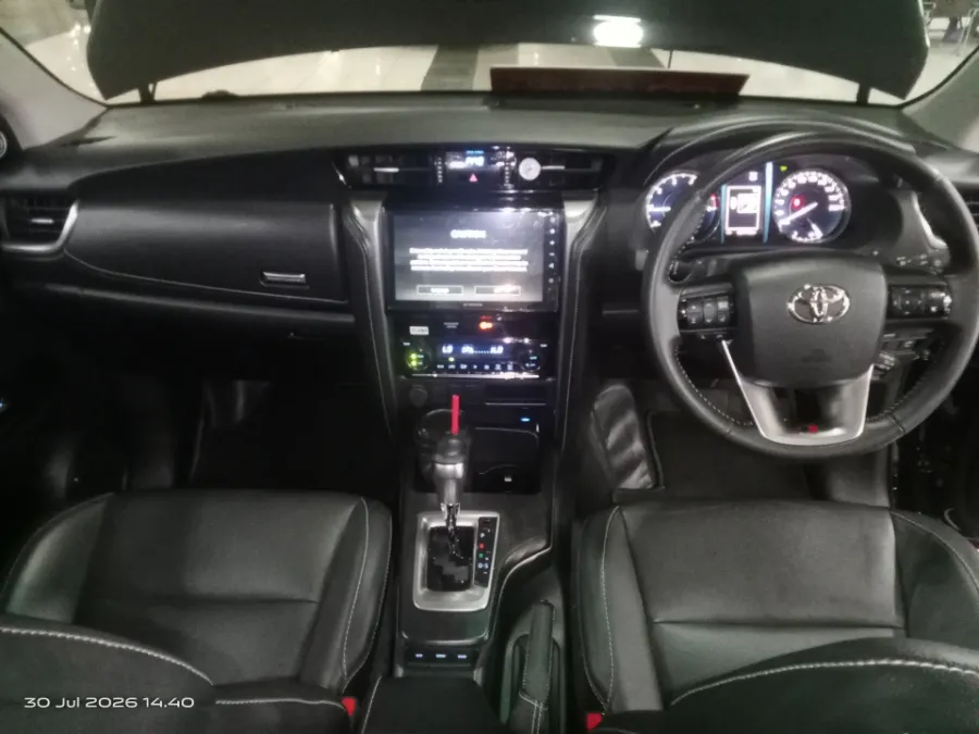 Foto Mobil Bekas Dashboard Toyota Fortuner 2.8 4X2 VRZ tahun 2024