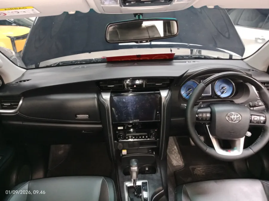 Foto Mobil Bekas Dashboard Toyota Fortuner 2.8 4X2 VRZ tahun 2024