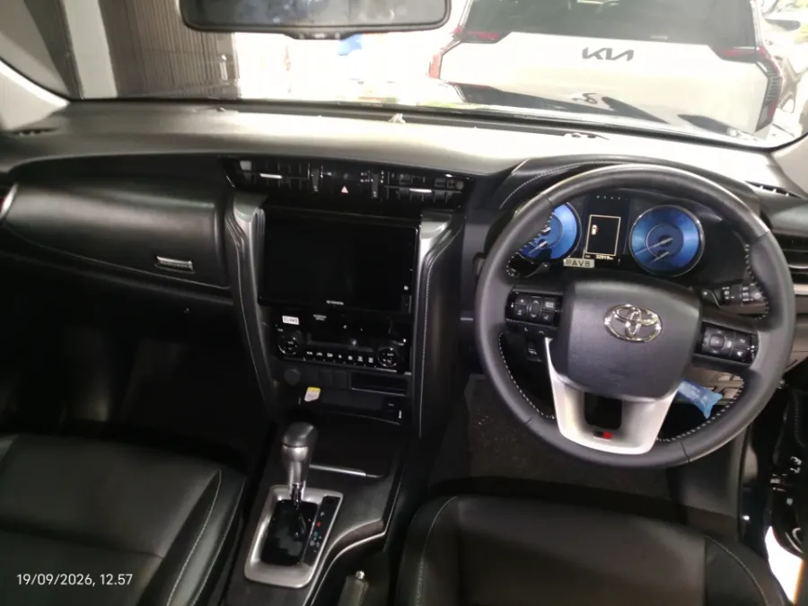 Foto Mobil Bekas Dashboard Toyota Fortuner 2.8 4X2 VRZ tahun 2024