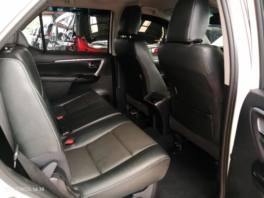 Foto Mobil Bekas Kabin Belakang Toyota Fortuner 2.8 4X2 VRZ tahun 2024