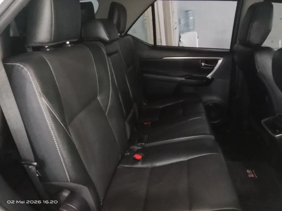 Foto Mobil Bekas Kabin Belakang Toyota Fortuner 2.8 4X2 VRZ tahun 2024