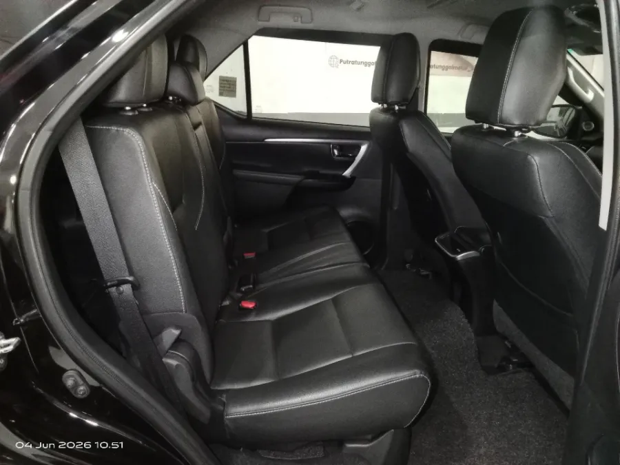 Foto Mobil Bekas Kabin Belakang Toyota Fortuner 2.8 4X2 VRZ tahun 2024