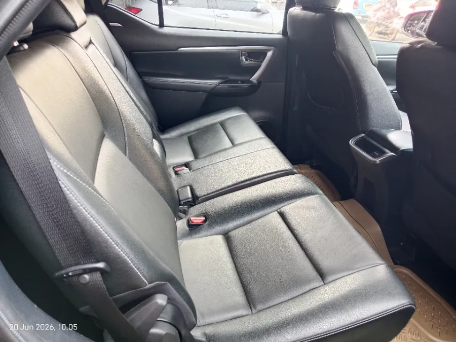 Foto Mobil Bekas Kabin Belakang Toyota Fortuner 2.8 4X2 VRZ tahun 2024