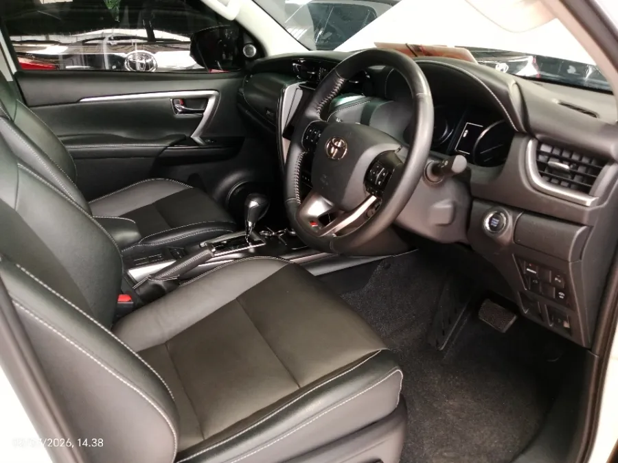Foto Mobil Bekas Kabin Depan Toyota Fortuner 2.8 4X2 VRZ tahun 2024