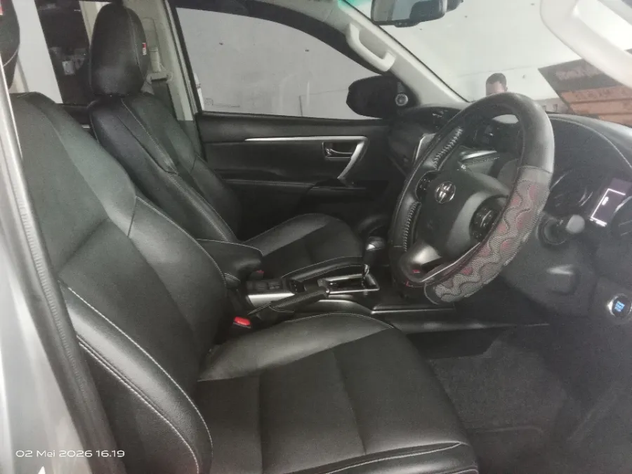 Foto Mobil Bekas Kabin Depan Toyota Fortuner 2.8 4X2 VRZ tahun 2024