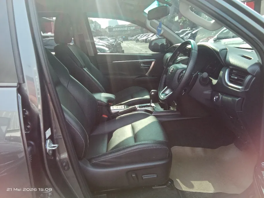 Foto Mobil Bekas Kabin Depan Toyota Fortuner 2.8 4X2 VRZ tahun 2024