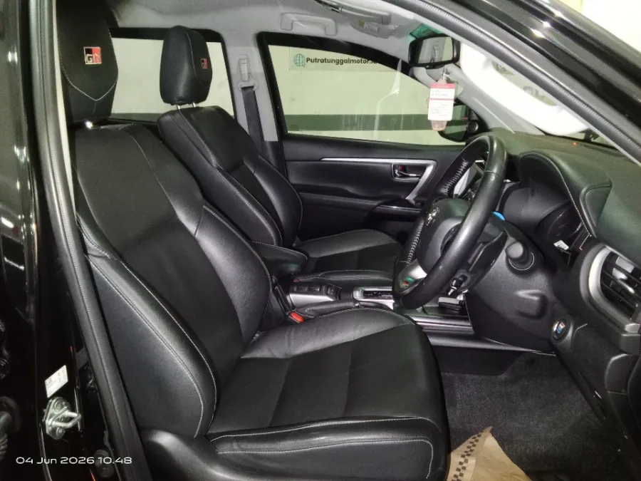 Foto Mobil Bekas Kabin Depan Toyota Fortuner 2.8 4X2 VRZ tahun 2024