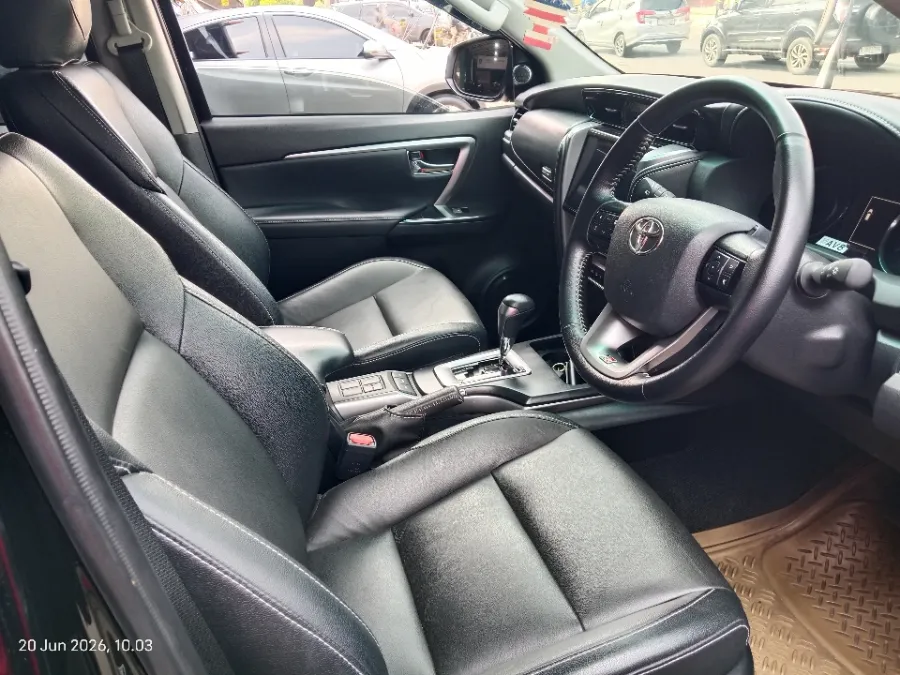 Foto Mobil Bekas Kabin Depan Toyota Fortuner 2.8 4X2 VRZ tahun 2024