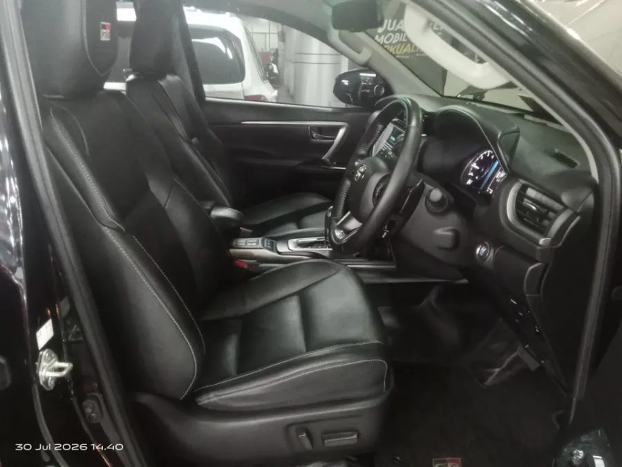 Foto Mobil Bekas Kabin Depan Toyota Fortuner 2.8 4X2 VRZ tahun 2024