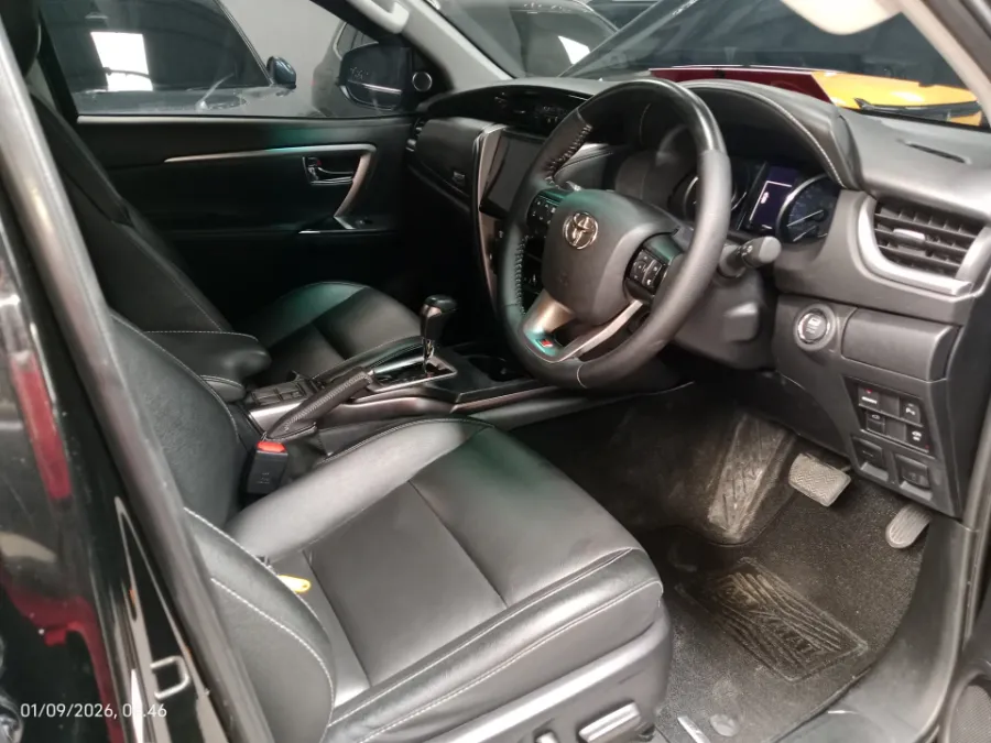 Foto Mobil Bekas Kabin Depan Toyota Fortuner 2.8 4X2 VRZ tahun 2024