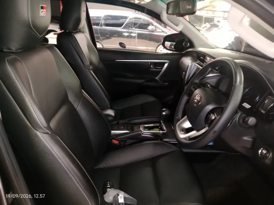 Foto Mobil Bekas Kabin Depan Toyota Fortuner 2.8 4X2 VRZ tahun 2024