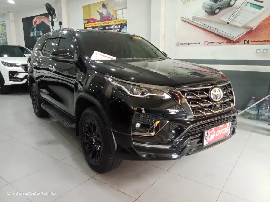 Foto Mobil Bekas Kanan Depan Toyota Fortuner 2.8 4X2 VRZ tahun 2024