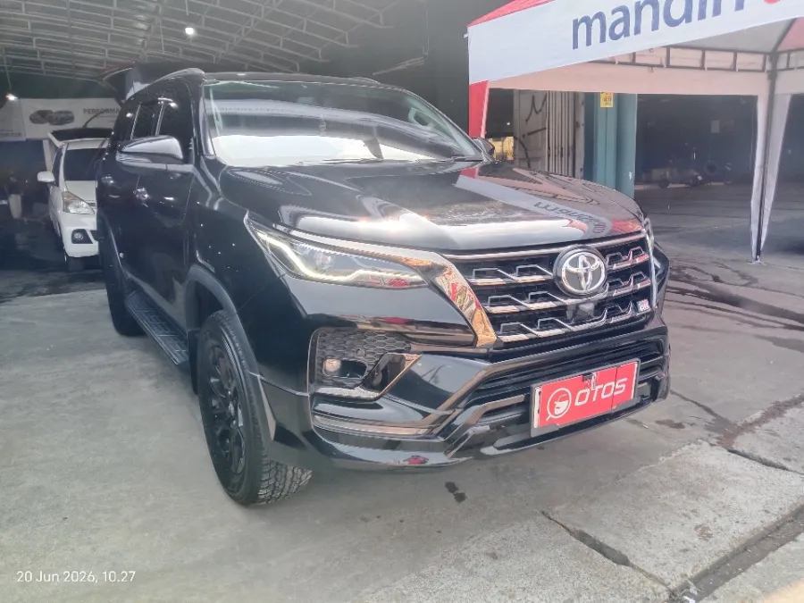 Foto Mobil Bekas Kanan Depan Toyota Fortuner 2.8 4X2 VRZ tahun 2024
