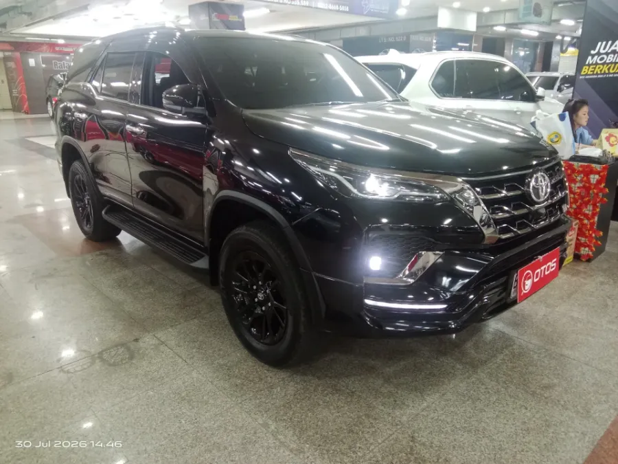 Foto Mobil Bekas Kanan Depan Toyota Fortuner 2.8 4X2 VRZ tahun 2024